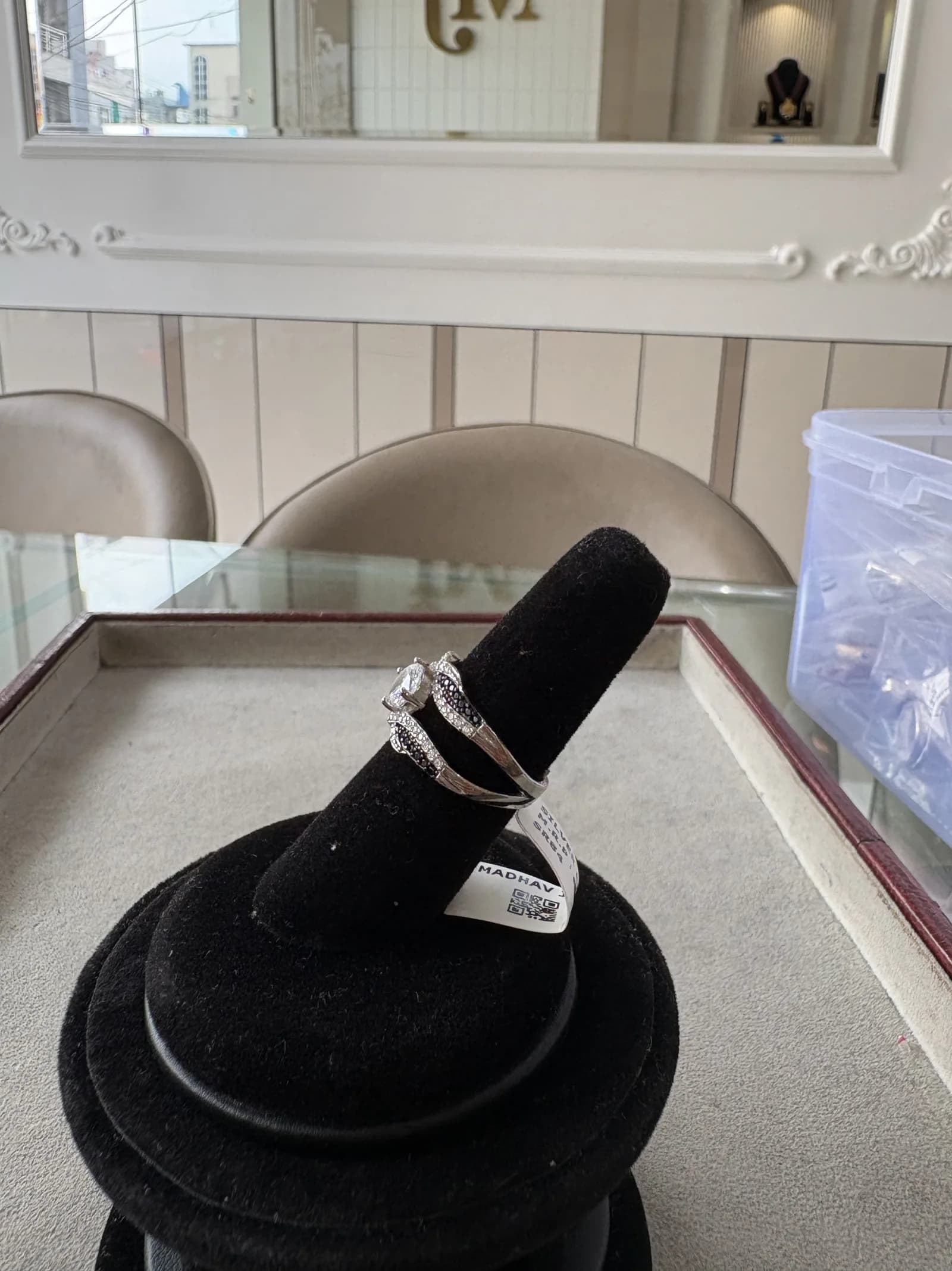 Noir Crossover Solitaire Ring in rhodium plated 925 sterling silver, photo 3