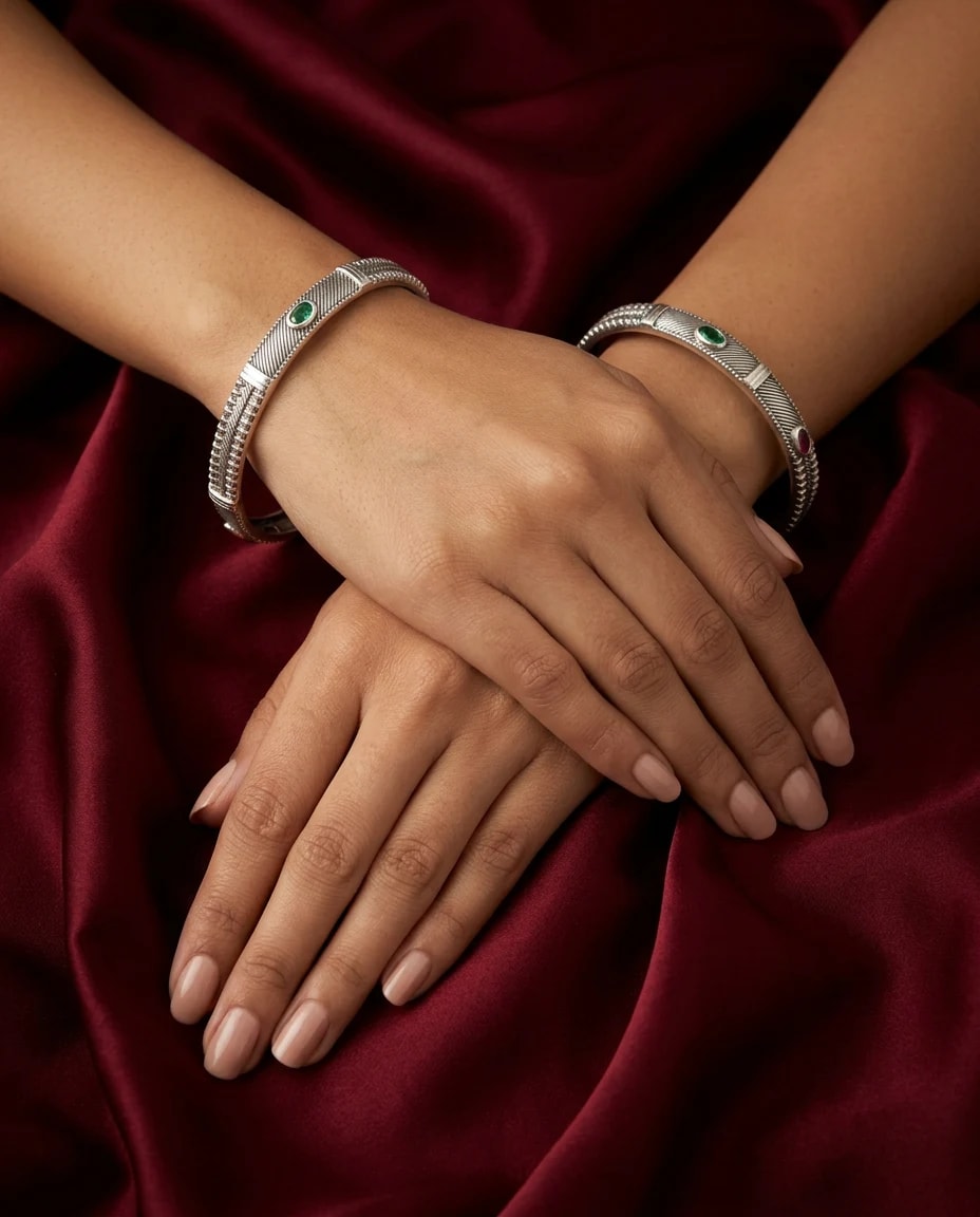 Ribbed Emerald Bangle in oxidised 925 sterling silver, photo 1